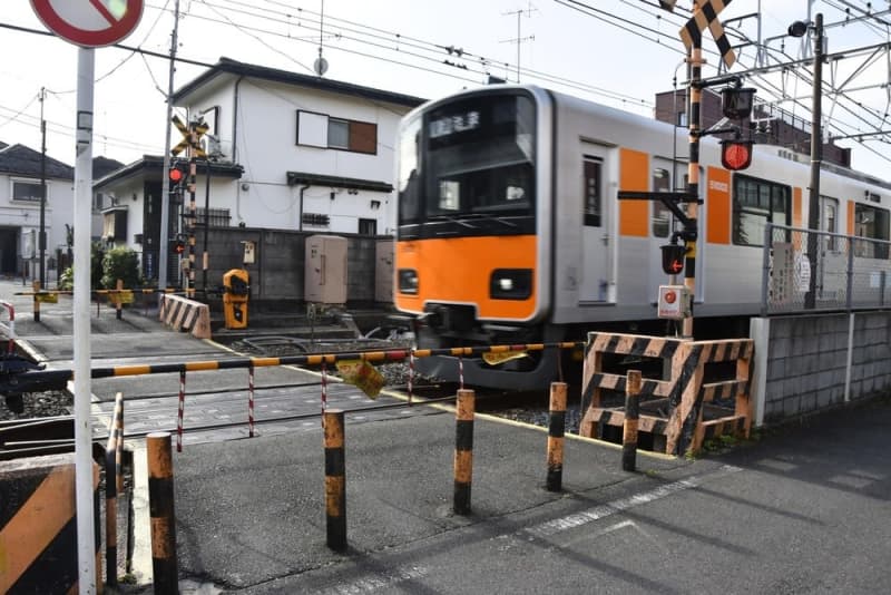 男性にプロレス技かけた疑い　同僚3人再逮捕、東京の踏切殺人