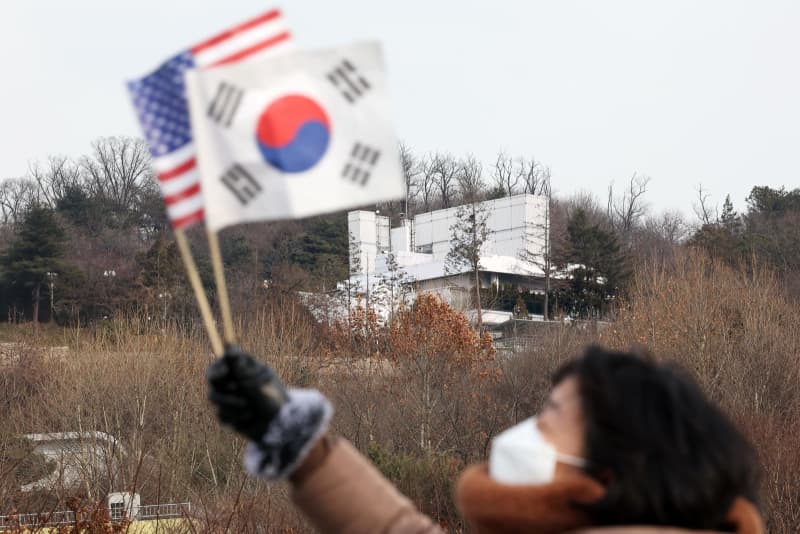 韓国大統領に一時逃亡説　尹氏側否定「公邸にいる」