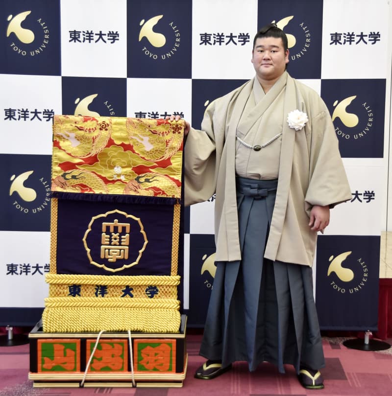 新十両の羽出山に化粧まわし　「まずは勝ち越し」