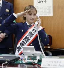 歌手Amiさんが一日署長　110番「正しく利用を」