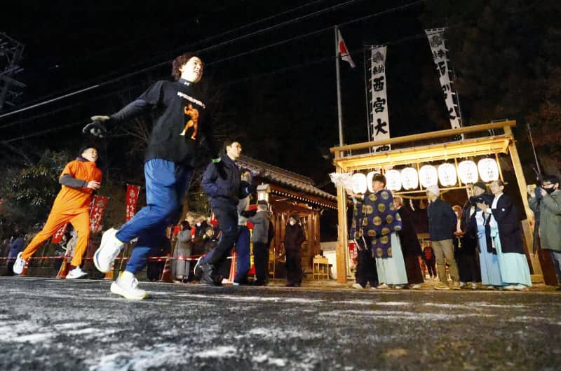 岐阜初の「福男選び」に69人　降雪の中、分社・西宮神社