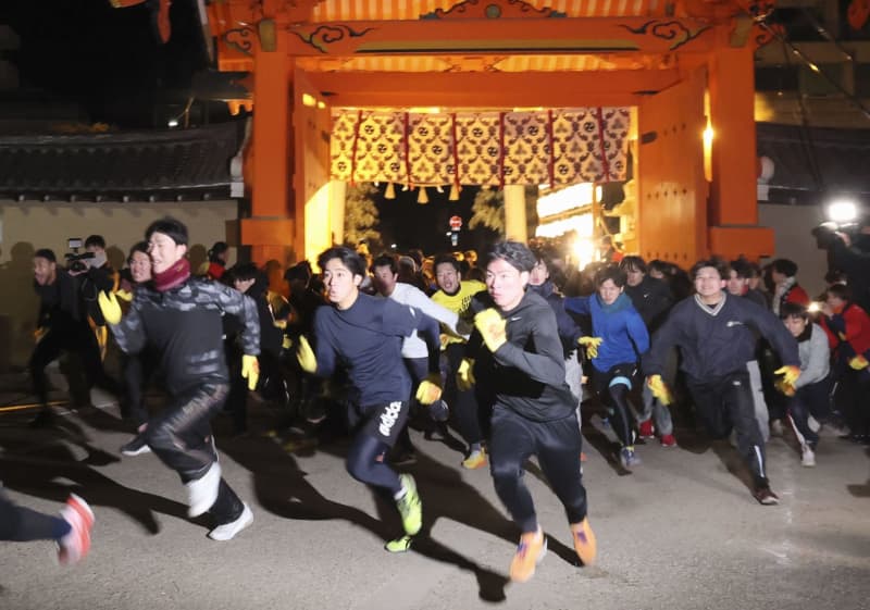 「一番福」は17歳陸上部員　兵庫・西宮神社の神事、福男選び