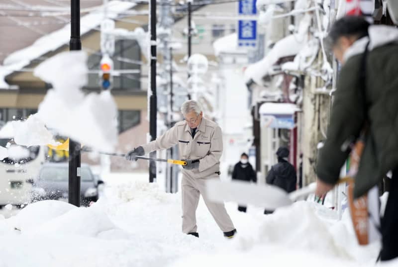 日本海側で大雪、引き続き警戒　高速道路や新幹線、交通の乱れ