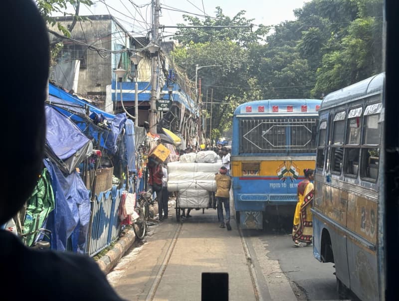 渋滞の原因？現役最古の路面電車が存続危機　インド・コルカタ、19世紀から運行