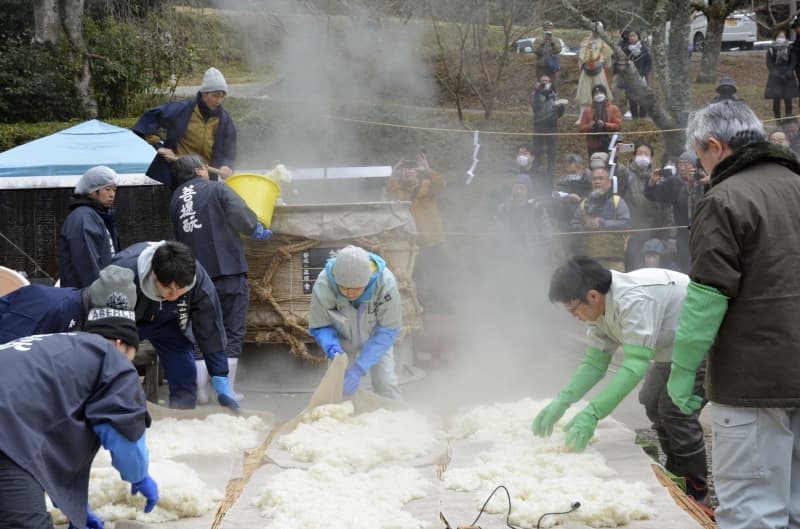 伝統酒造り、清酒発祥地で　奈良・正暦寺、蔵元が酒母仕込む