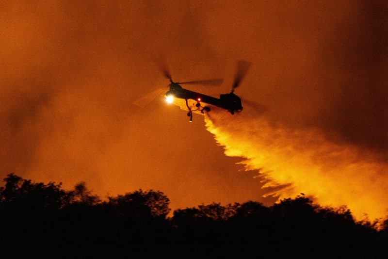 ロス山火事、13人行方不明　鎮圧15％、再び強風の恐れ