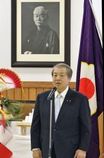 上村講道館長、柔道普及へ抱負　鏡開き式、野村さんは形を披露