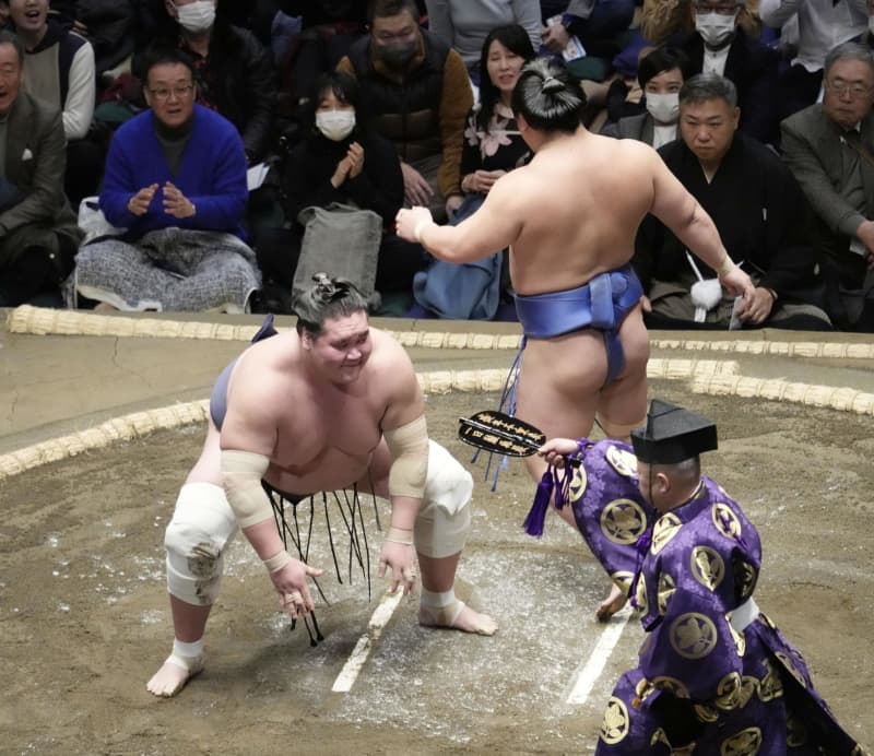 全休明け照ノ富士は初日黒星　綱とり琴桜、豊昇龍は勝つ