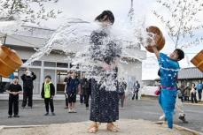 花婿おらず、代役に冷水浴びせる　家内安全願う奇祭「水祝儀」