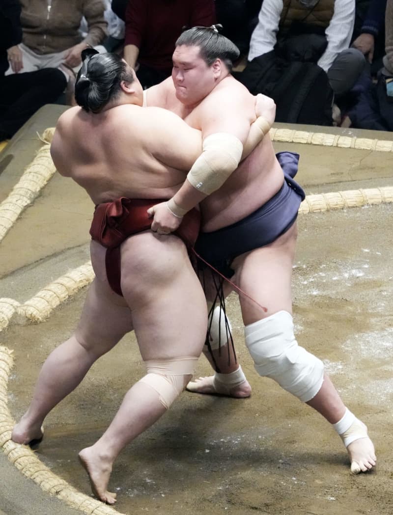 照ノ富士、隆の勝下し初白星　豊昇龍2連勝、琴桜は初黒星