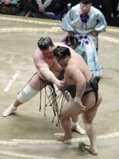 照ノ富士、霧島退け白星先行　豊昇龍3連勝、琴桜は連敗