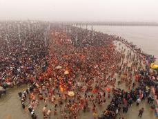 インドの祭典、大規模沐浴　修行者の行進に歓声