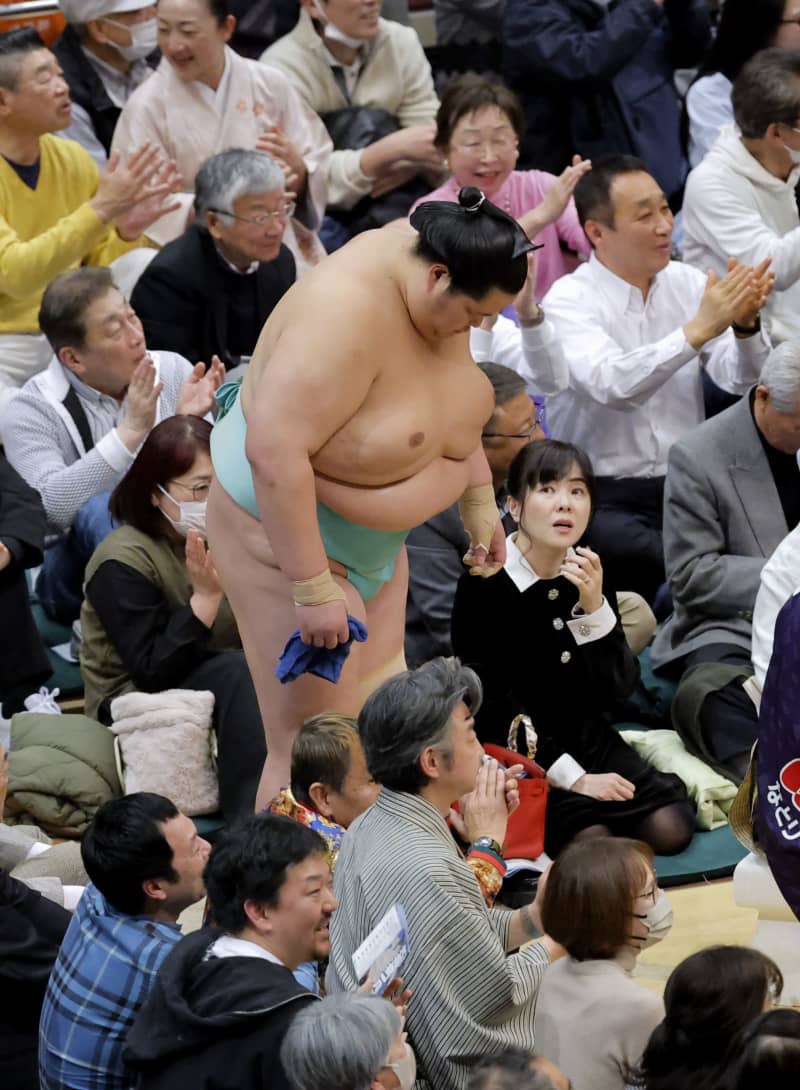 4日目に早過ぎる綱とり終焉　初日から硬さ目立った琴桜