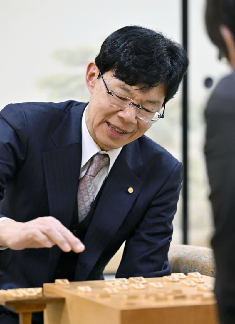 谷川17世名人が1400勝　将棋界で史上3人目