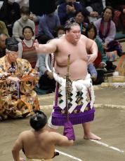 横綱照ノ富士が引退へ　33歳、強い精神力も