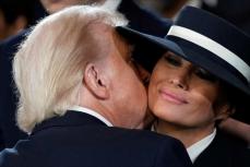 トランプ氏、キス阻まれる　メラニアさんの帽子に