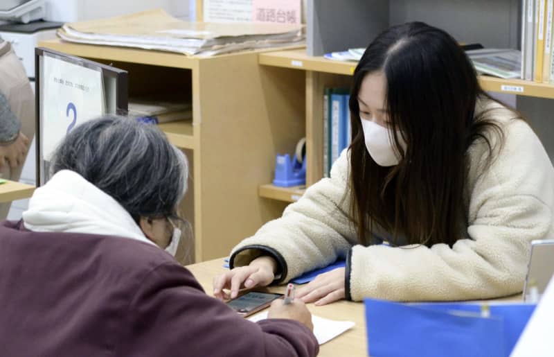 大学生がスマホ操作を指南、福岡　悩めるお年寄りの支援好評