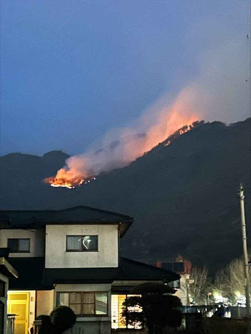 山梨の山火事、4日目も収まらず　空気の乾燥に注意