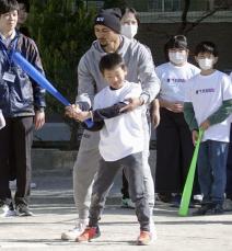 ベッツ、児童に「自分を信じて」　都内の小学校で野球体験イベント