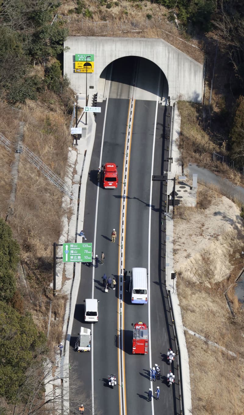 トンネル火災で2人負傷　広島、逃げ遅れと重傷なし