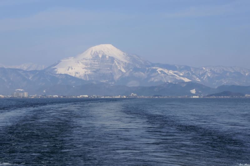 琵琶湖上からの雪景色いかが　縦断クルーズ、2月に運航