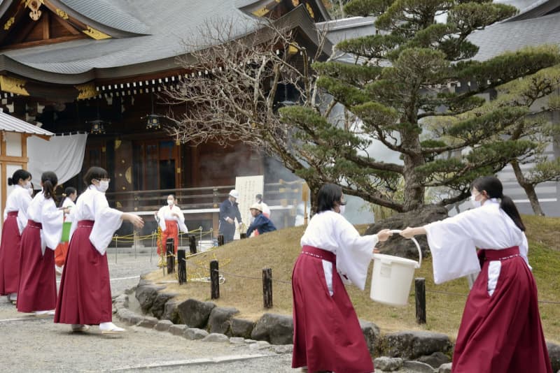 奈良・大神神社で巫女ら消火訓練　警報と太鼓で火災発生知らせ