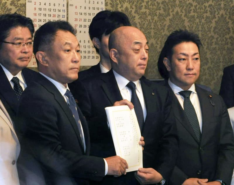 立民、保険証復活法案を提出　「廃止で国民不安」