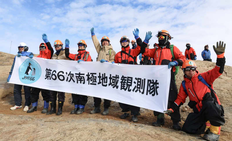 しらせが昭和基地沖を離岸　豪・フリマントルへ