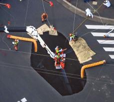 道路の陥没事故、救助活動続く　トラック転落、埼玉・八潮