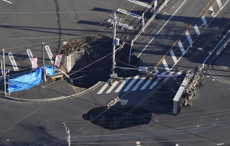 道路陥没、74歳男性救助続く　埼玉・八潮、29日未明新たな穴