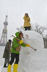 開幕控え市民が雪像づくり　さっぽろ雪まつりの会場