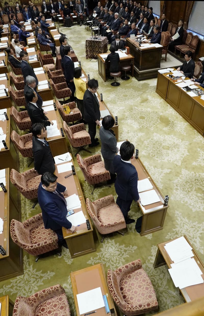 公明退席、維新代表が批判　「両方にいい顔しようと」