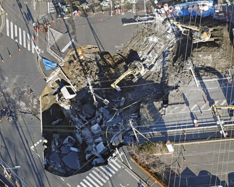 道路陥没事故、発生から72時間　救助継続、スロープ準備