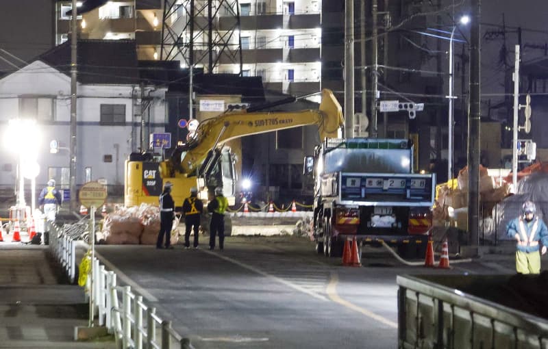 重機のスロープ工事、昼夜問わず　埼玉陥没事故、夕方にも穴の中へ