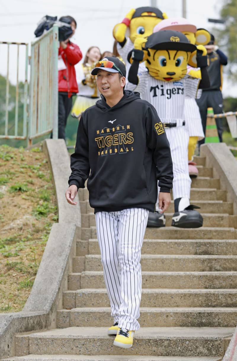 プロ野球12球団がキャンプイン　宮崎、沖縄で