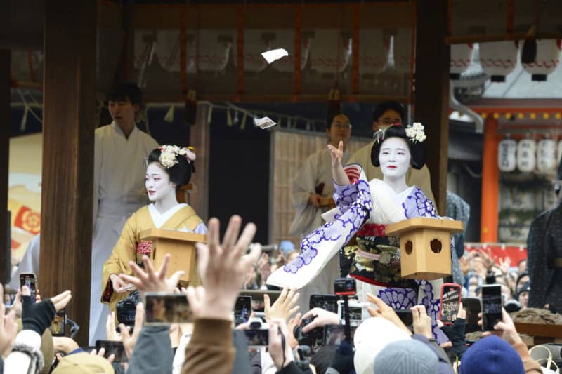 舞妓豆まき、つかんで歓声　京都・八坂神社で節分祭