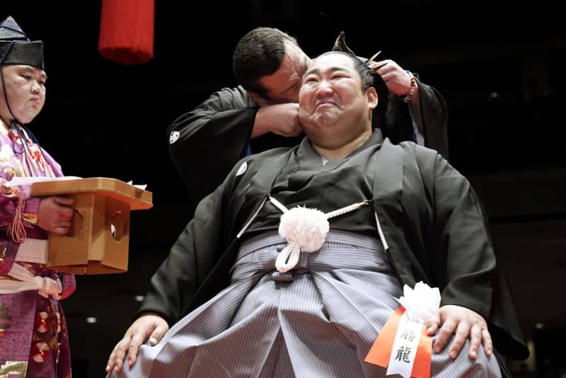 元徳勝龍「本当に幸せ」　幕尻V、涙でまげに別れ