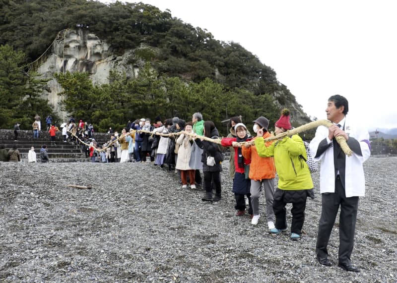 巨岩から大綱引く神事、花窟神社　三重・熊野