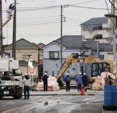 埼玉の県道陥没、水の流入続く　本格的な捜索活動再開見通せず