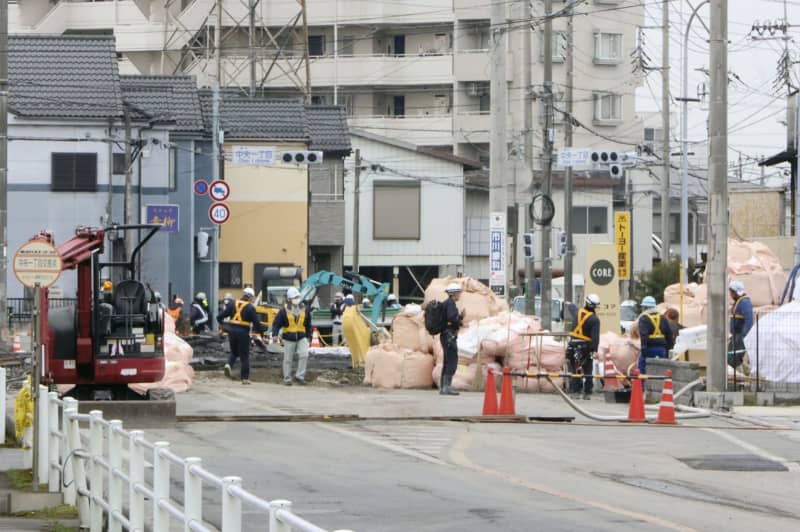 埼玉の県道陥没、救助阻む水流入　避難者減少も、戻らぬ日常