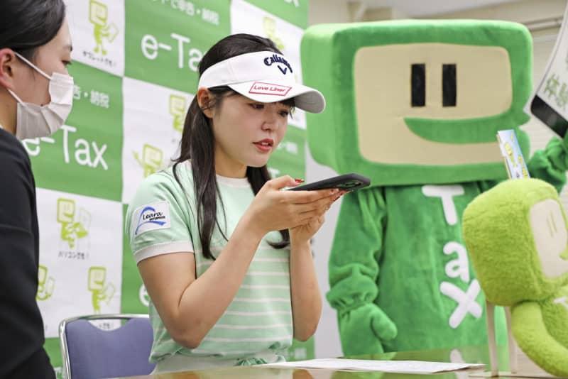 ゴルフ広田真優選手が申告体験　西新井税務署、スマホ活用