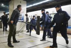 電車内の切りつけを想定し訓練　警視庁と小田急、新宿駅で