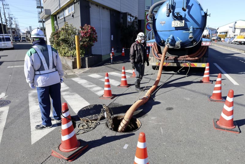 陥没穴の水止まらず、救助難航　地盤弱く長期化も、事故1週間