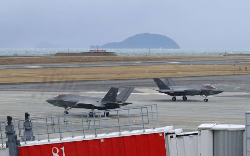 米軍機2機、松山空港に緊急着陸　「燃料が枯渇」、けが人なし