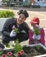 オリックス麦谷「元気もらった」　宮崎の小学生と休日楽しむ