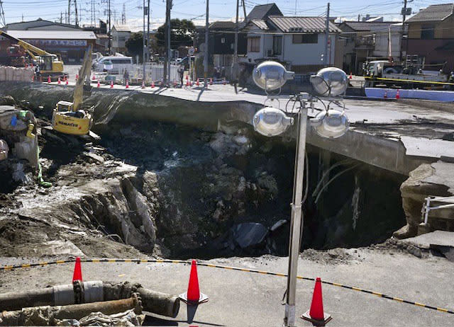 埼玉陥没、トラック運転席発見か　下水道管内、不明男性を捜索