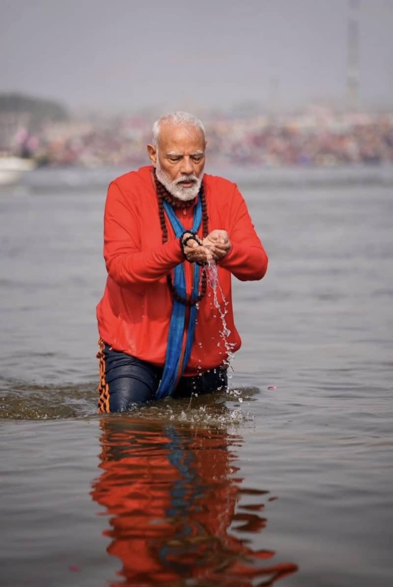 インド首相、聖なる川で沐浴　日本大使も、宗教祭典