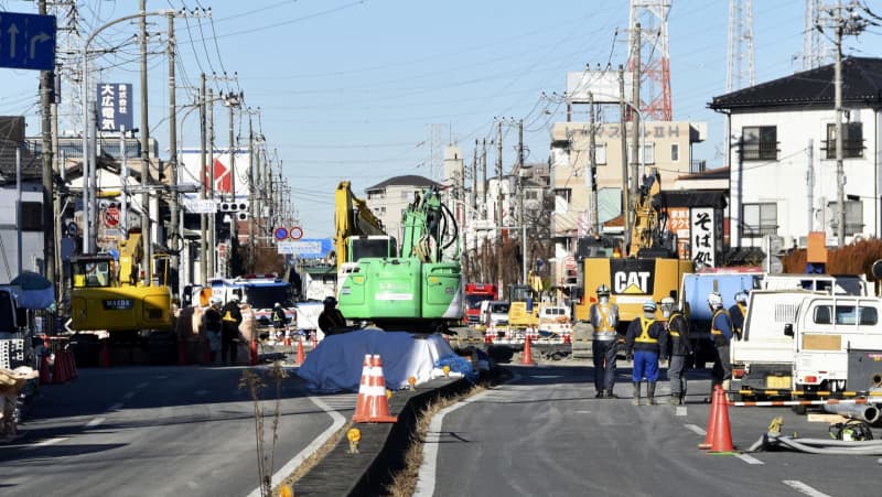 下水道管内の捜索活動は困難　埼玉陥没、運転席部分を発見か