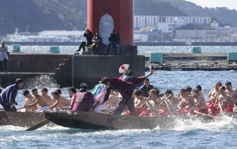 勇ましく「櫂伝馬競漕」　和歌山・串本、水門祭