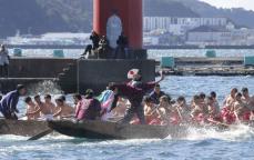 勇ましく「櫂伝馬競漕」　和歌山・串本、水門祭